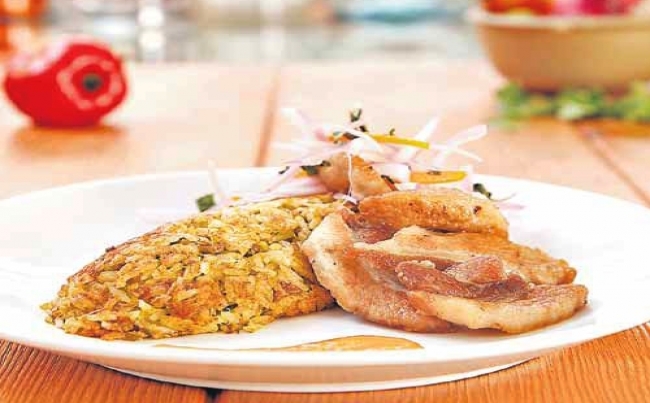 Tacu Tacu de lentejas con chicharrón